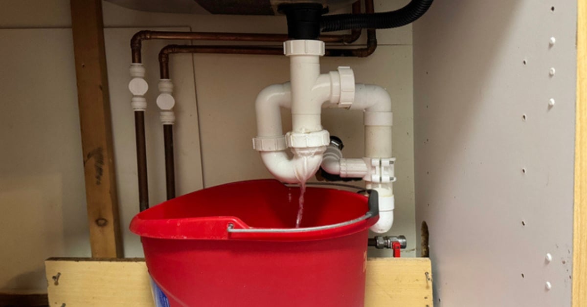 How to Handle an Unexpected Plumbing Leak During a Holiday Gathering